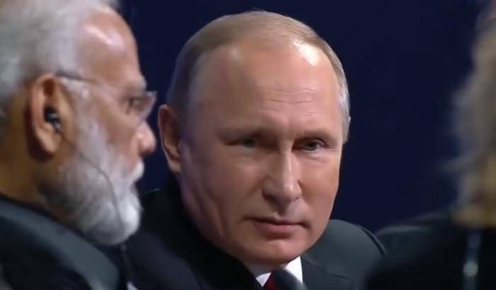 Vladimir Putin: 'Seduti sulle nostre teste a masticare chewing-gum'